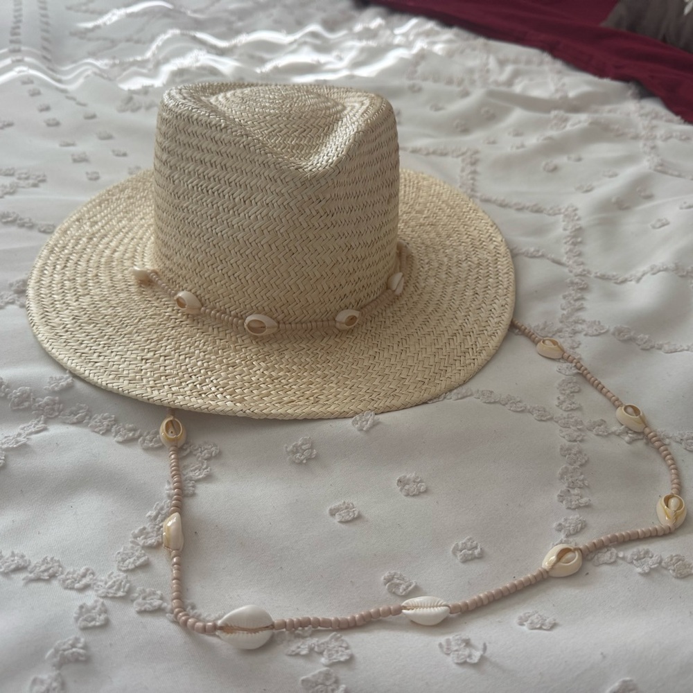 Lack of Color Straw Hat with Seashells